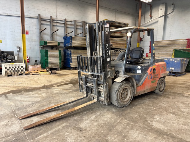 2016 Toyota 8FD45U 8500 lb Pneumatic Tire Forklift