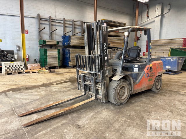 2016 Toyota 8FD45U 8500 lb Pneumatic Tire Forklift