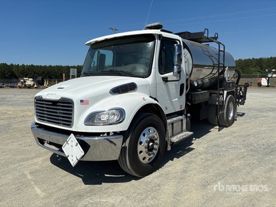 2050 gal on 2018 Freightliner M2 106 4x2 Camion épandeur d'asphalte