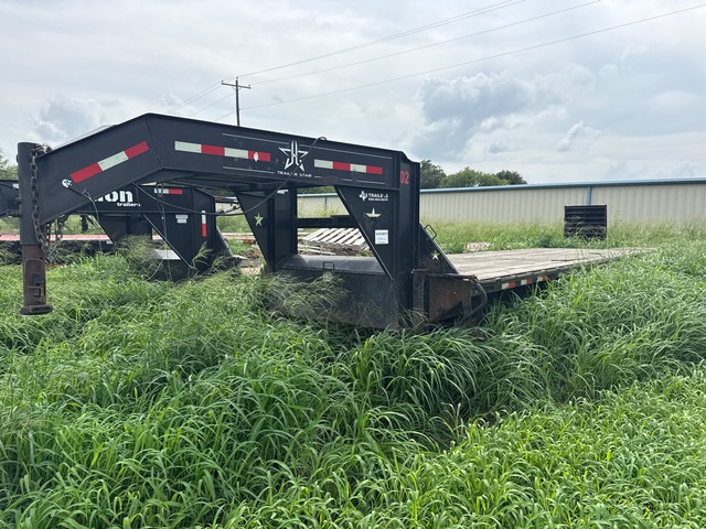 2022 J & J 14000 lb 36 ft T/A Gooseneck Flatbed Trailer