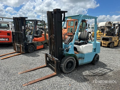 Mitsubishi FG25 4400 lb Pneumatic Tire Montacargas