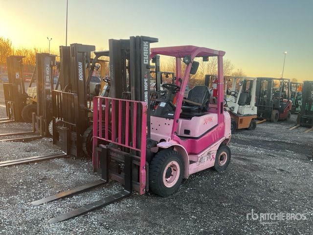 Clark C25L 4550 lb Pneumatic Tire Forklift