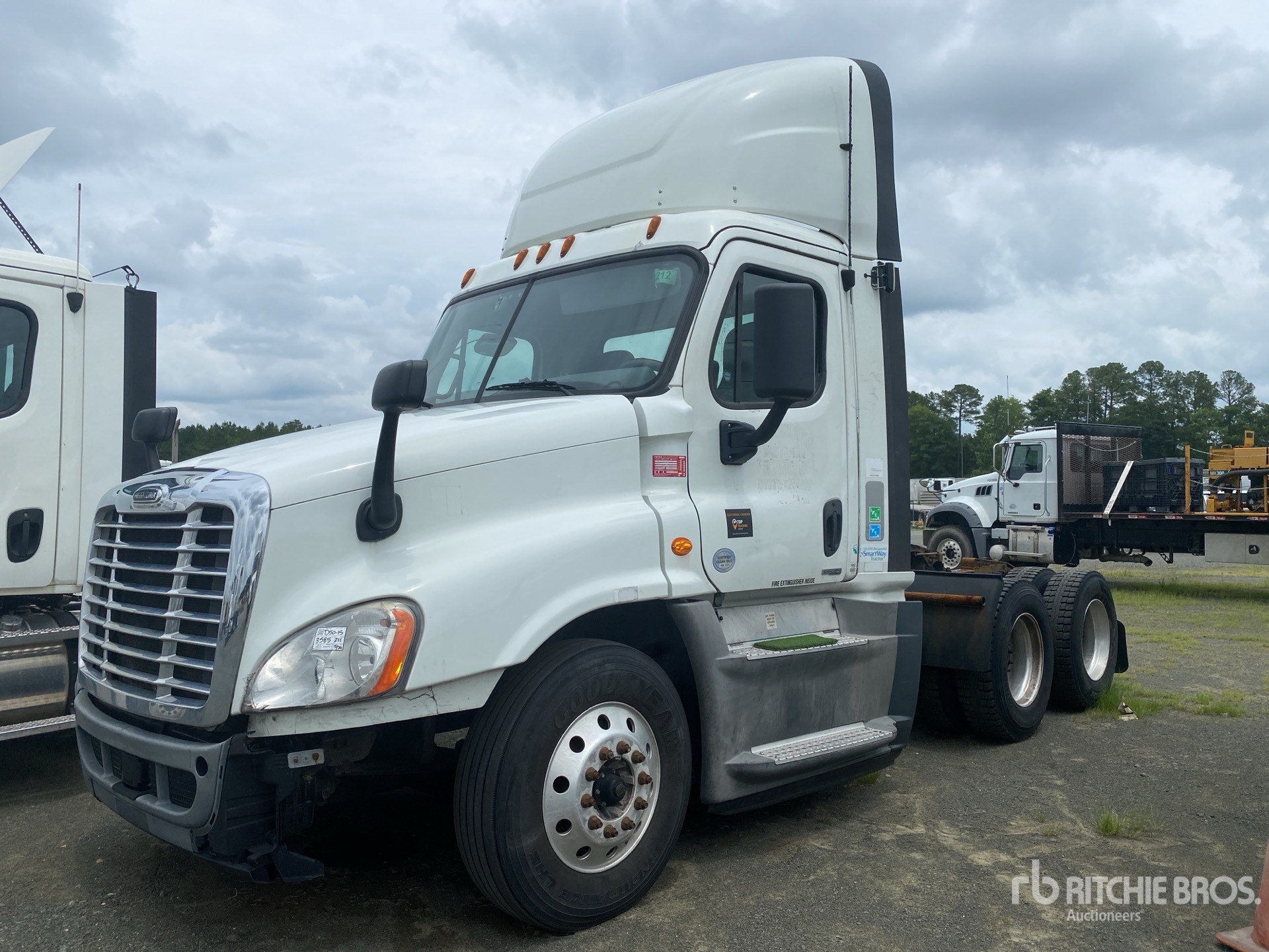 2018 Freightliner Cascadia 125 6x4 T/A Day Cab Truck Tractor