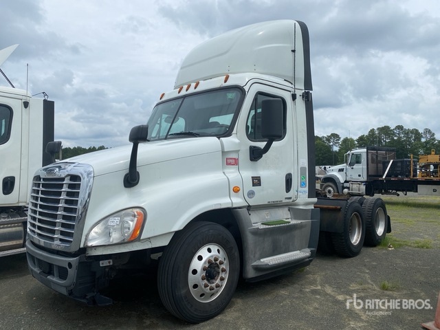 2018 Freightliner Cascadia 125 6x4 T/A Day Cab Truck Tractor