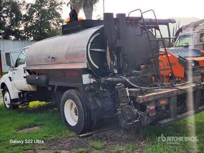 Black-Topper Cent-II 1500 gal on 2005 Ford F-750 Camion Distribuidor de Asfalto / Camion épandeur d'asphalte