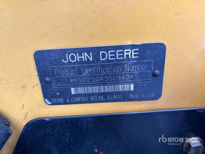 2001 John Deere 250 を見 Skid-Steer Loader