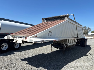 2010 Construction Trailer Specialist BDT-40 LW 40 ft T/A Belly Dump Trailer