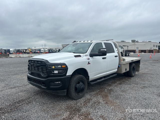 2025 Ram 3500 4x2 Crew Cab Flatbed Truck
