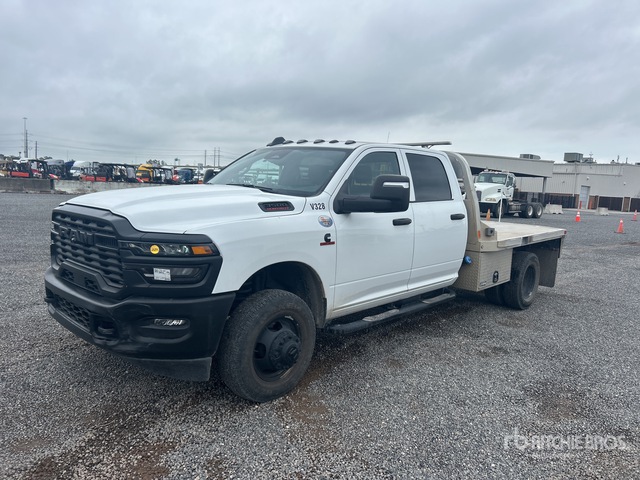 2025 Ram 3500 4x2 Crew Cab Flatbed Truck