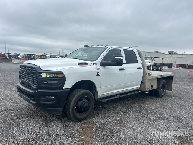 2025 Ram 3500 4x2 Crew Cab Flatbed Truck
