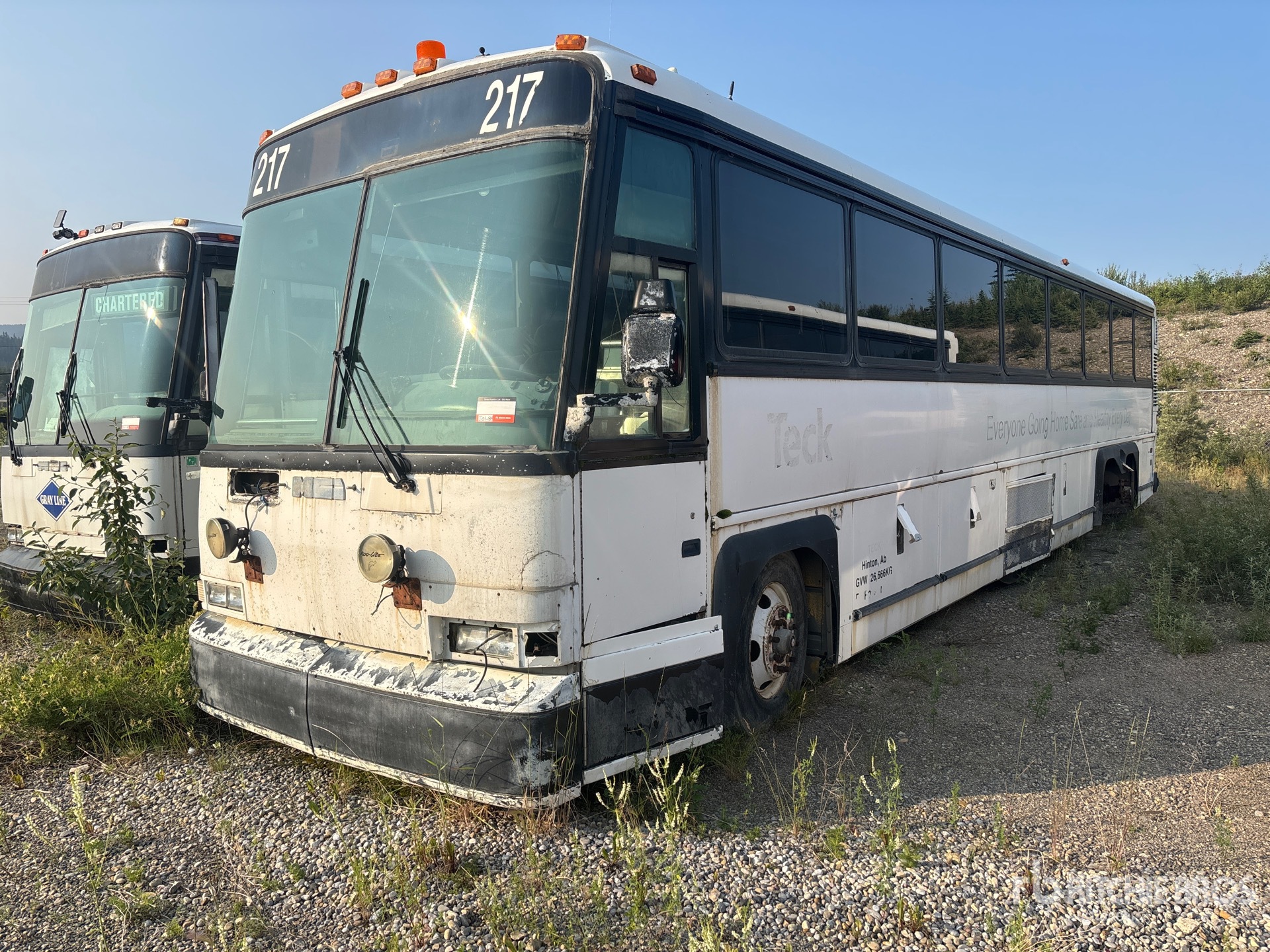 2000 MCI 102-DL3 6x2 56-Seat Coach (Inoperable)