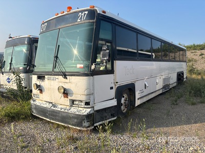 2000 Motor Coach Industries 102-DL3 6x2 56-Seat Autokar (Inoperable)