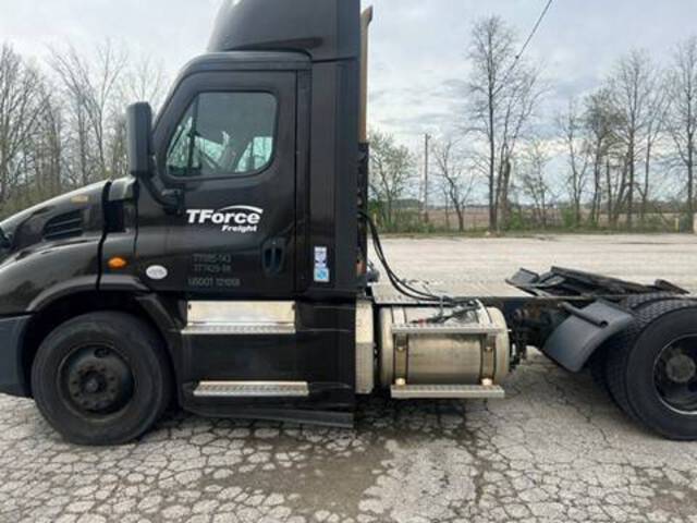 2018 Freightliner Cascadia 113 S/A Day Cab Truck Tractor (Inoperable)