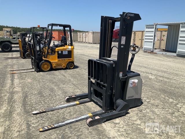 Crown SHR5520-30 2900 lb Electric Forklift