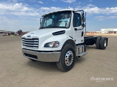2025 Freightliner M2 106 Plus 4x2 الكابينة والهيكل