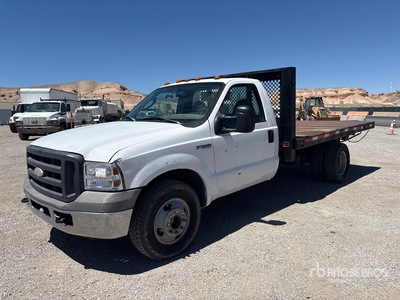 2005 Ford F-350 XL 4x2 Flatbed Truck