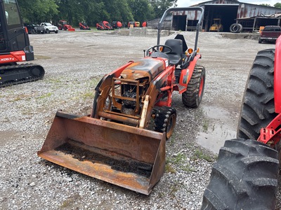 2010 Kubota B3200HSD 4WD Utility Tractor (Inoperable)