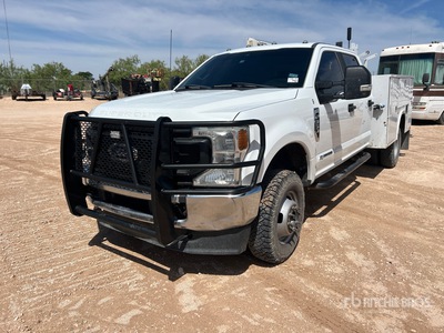 2022 Ford F-350 4x4 Crew Cab Utility Truck