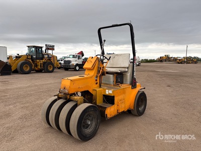 2011 LeeBoy 420 9 Wheel Pneumatic Roller