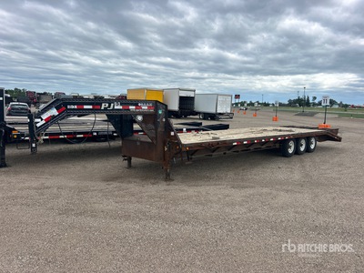 2009 PJ 30 ft Tri/A Gooseneck Equipment Trailer