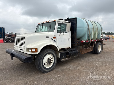 1999 International 4900 4x2 Water vrachtwagen