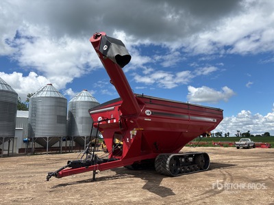 2015 J&M 1501 1500 bu Tracked Grain Cart