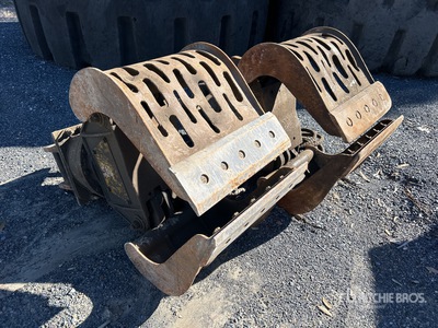 Quantity of (2) Mustang エクスカベーター用グラップル - Fits 5 Ton
