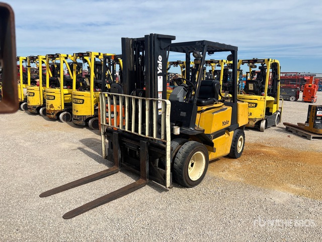 1999 Yale GLP080 7300 lb Pneumatic Tire Forklift