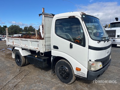 2006 Hino U305 4x2 Camion à benne essieu simple