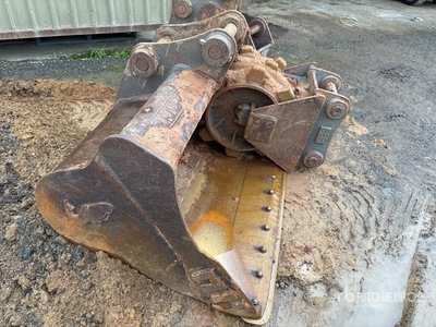 Salmon 1770 mm Cleanup Excavator Bucket - Fits 10-16t