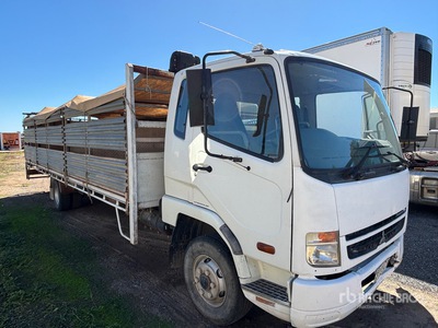 2008 Mitsubishi FK600 4x2 Camion de transport de bétail