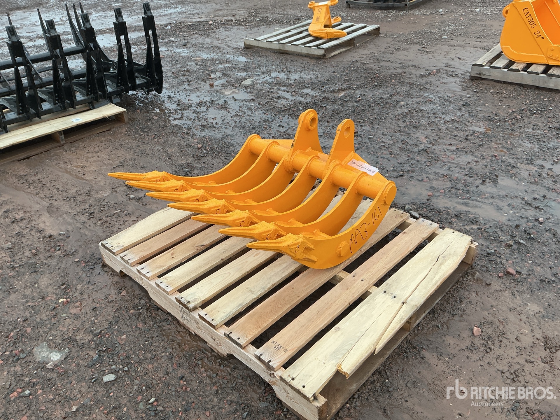 2026 GIYI 32 in Excavator Rake - Fits Cat 305 (Unused)