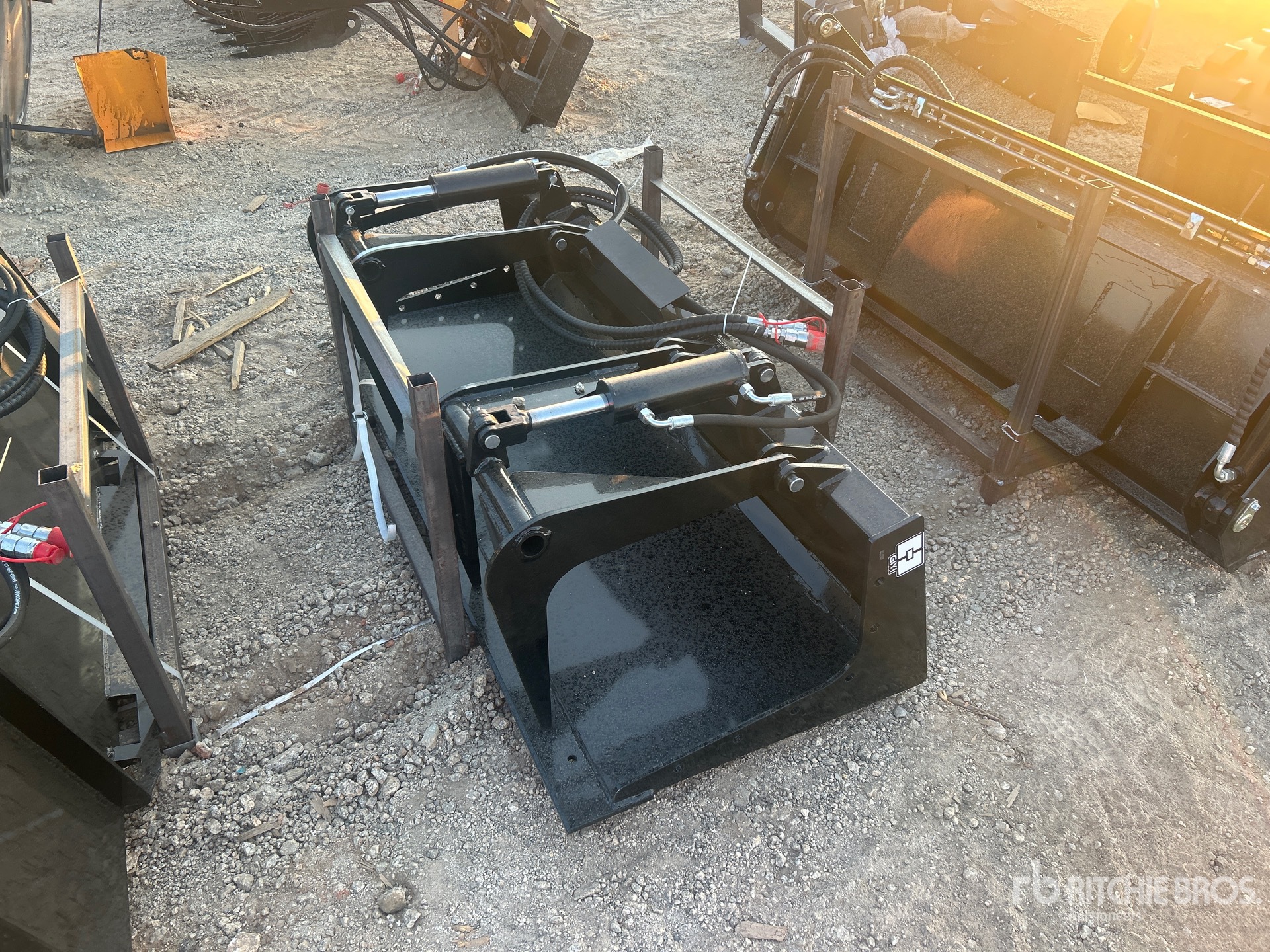 2026 GIYI GY-PG72 72 in Skid Steer Grapple Bucket (Unused)