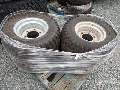 Quantity of (4) Goodyear Terra-Tire 31x15.5-15NHS إطارات المعدات