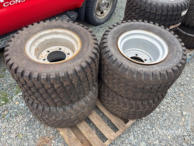Quantity of (4) Goodyear Terra-Tire 31x15.5-15NHS إطارات المعدات