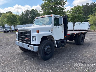 1988 International 1954 4x2 フラットベッドダンプトラック