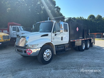 2005 International 4400 6x4 Extended Cab Autocarro trasporto carburante per lubrificante