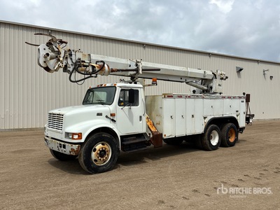 Altec D3060 on 2002 International 4900 6x4 Camion excavadora