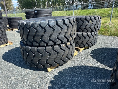 Quantity of (4) Bedrock 23.5x25 Pneumatici (Unused)