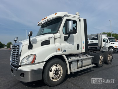2015 Freightliner Cascadia 113 6x4 T/A Day Cab Truck Tractor