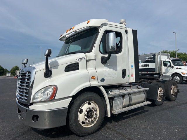 2015 Freightliner Cascadia 113 6x4 T/A Day Cab Truck Tractor