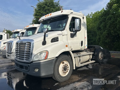 2010 Freightliner Cascadia 113 4x2 S/A Day Cab Truck Tractor