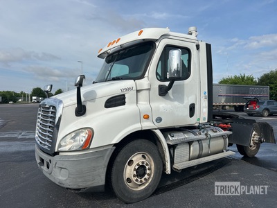 2013 Freightliner Cascadia 113 4x2 S/A Day Cab Truck Tractor
