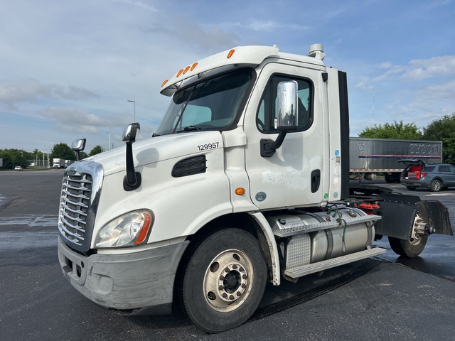 2013 Freightliner Cascadia 113 4x2 S/A Day Cab Truck Tractor