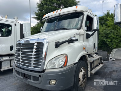 2012 Freightliner Cascadia 113 4x2 S/A Day Cab Truck Tractor