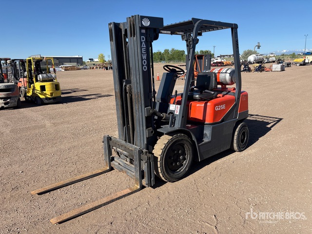 Daewoo G25E-3 5000 lb Pneumatic Tire Forklift