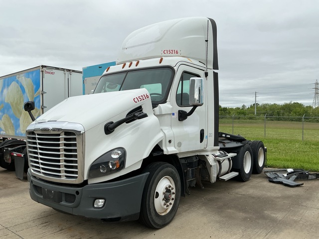 2018 Freightliner Cascadia 113 6x4 T/A Day Cab Truck Tractor (Inoperable)