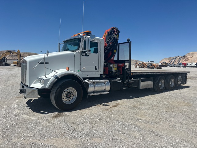 2015 Palfinger PK33002-EHC 14680 lb Knuckle Boom on 2016 Kenworth T800 6x4 Boom Truck