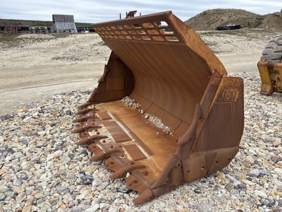 Cat 126 in Q/C Wheel Loader Bucket