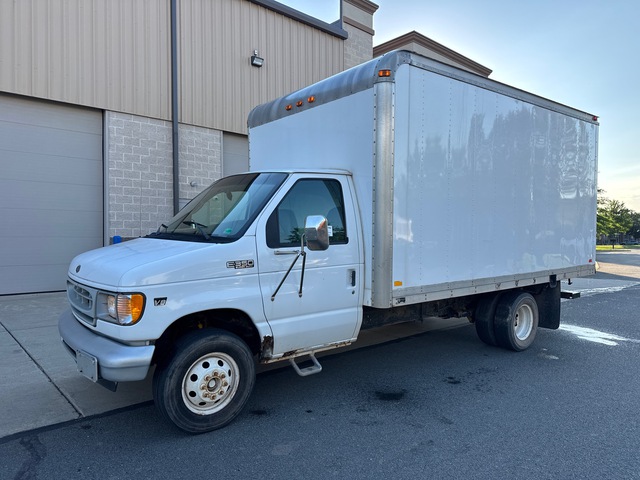 2002 Ford E-350 4x2 Van Truck 2002 Ford E-350 4x2 Van Truck